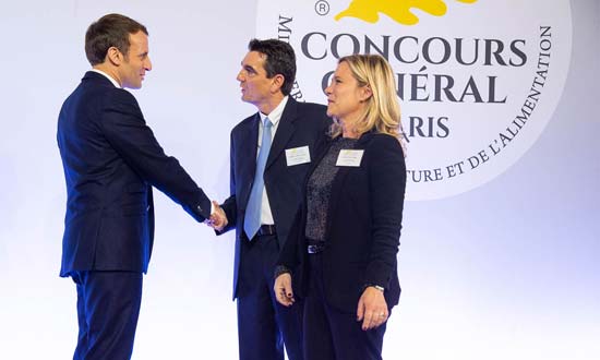Remise du prix d'excellence Emmanuel Macron